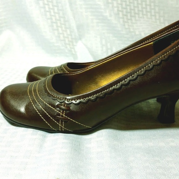 Mudd Kitten Heels Shoes Gold Floral Interior - Picture 1 of 7